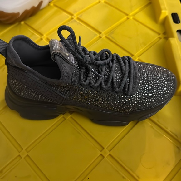 Shiny sneakers - Picture 1 of 5